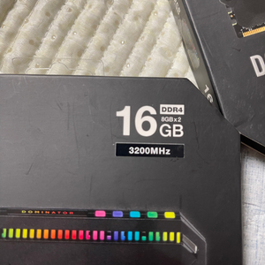 커세어 도미네이터 플래티넘 RGB DDR4 8기가 듀얼