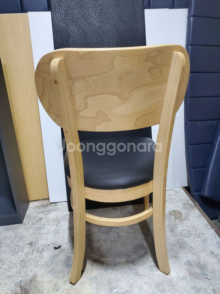 원목(고무나무)가죽의자(그냥새것)~1개 남았습니다 ~사--1