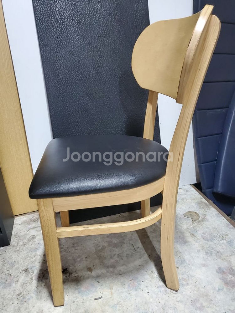 원목(고무나무)가죽의자(그냥새것)~1개 남았습니다 ~사--2
