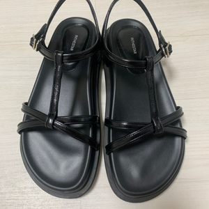 인더스타 Line T-Strap Sandals