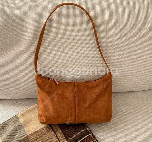 새상품) 스웨이드 미니 숄더백 호보백 브라운--1