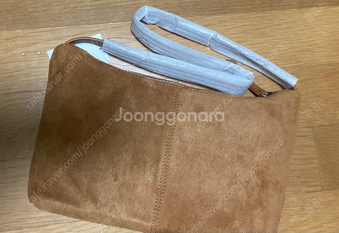 새상품) 스웨이드 미니 숄더백 호보백 브라운--3