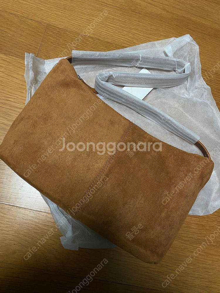새상품) 스웨이드 미니 숄더백 호보백 브라운--4