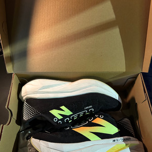 뉴발란스 sc trainer v3 260 2e 팝니다