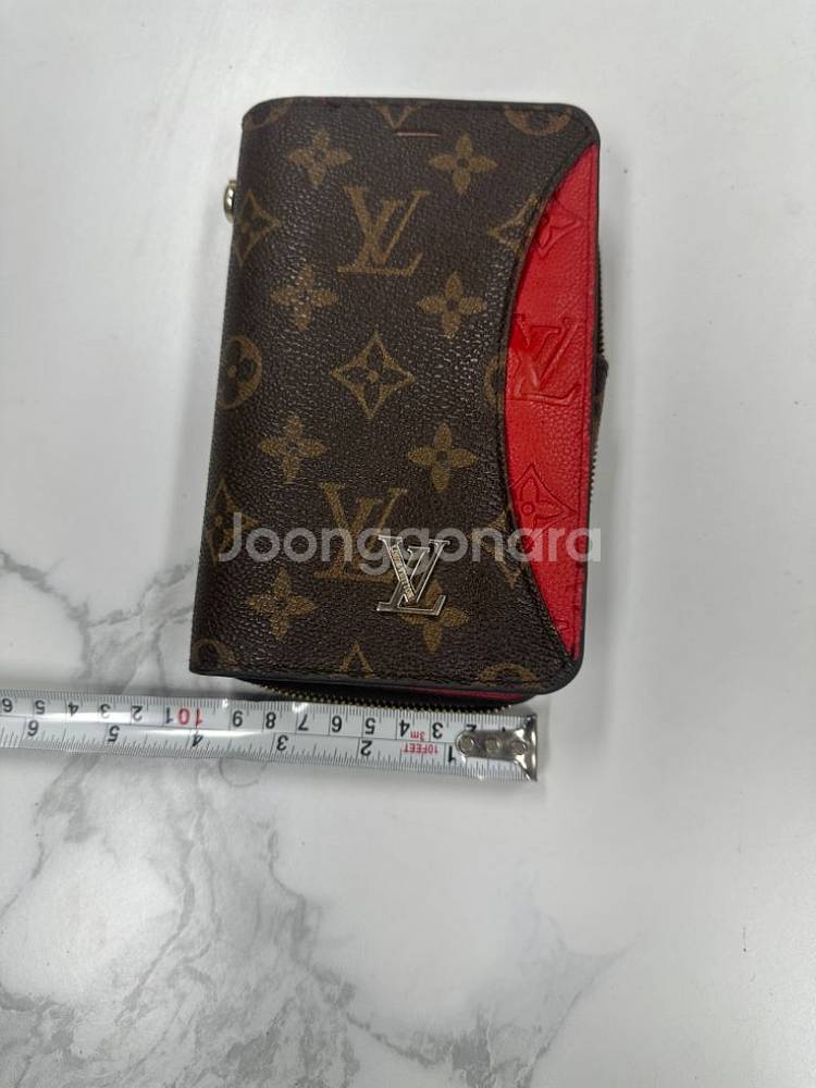 컨디션 괜찮은 루이비통 휴대폰 수납 지갑 팝니다--9