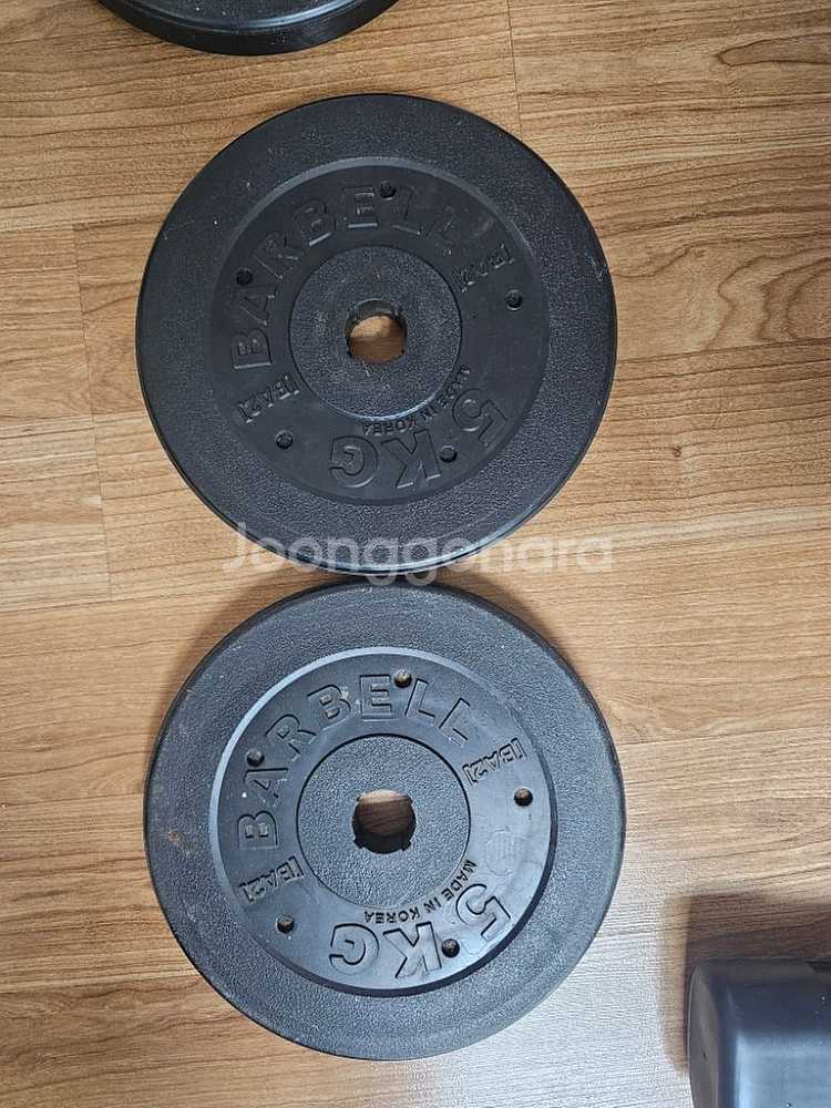 접이식 플랫벤치와 덤벨바,원판5kg 4개 팝니다--4