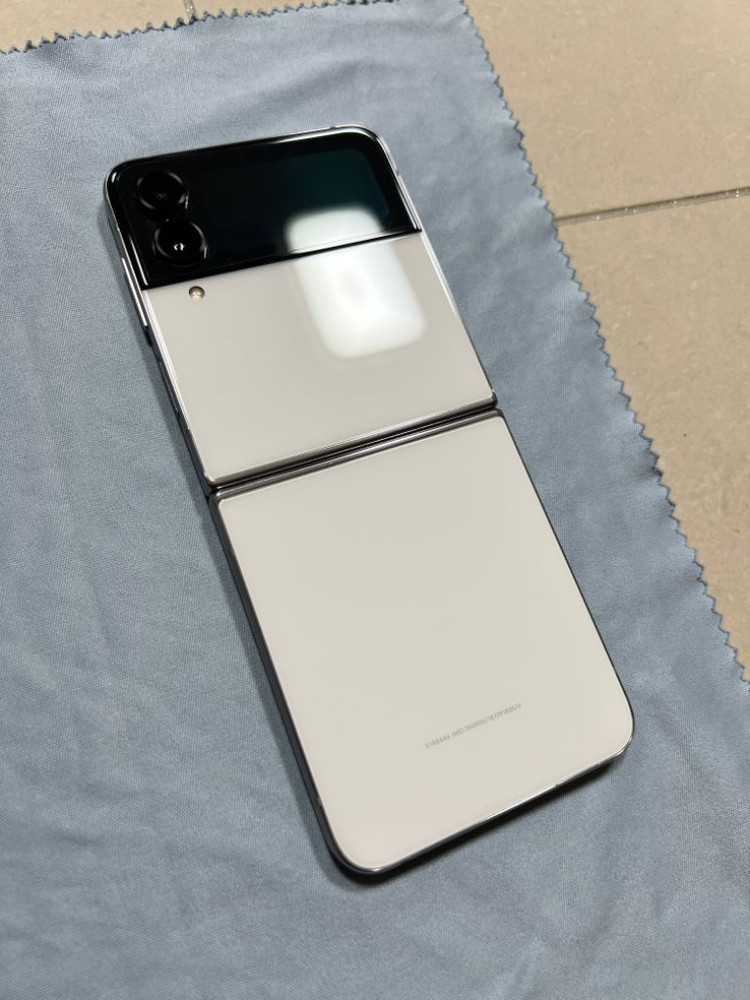 플립4 화이트 우영우에디션(새제품급)[더이상 인하X]--1