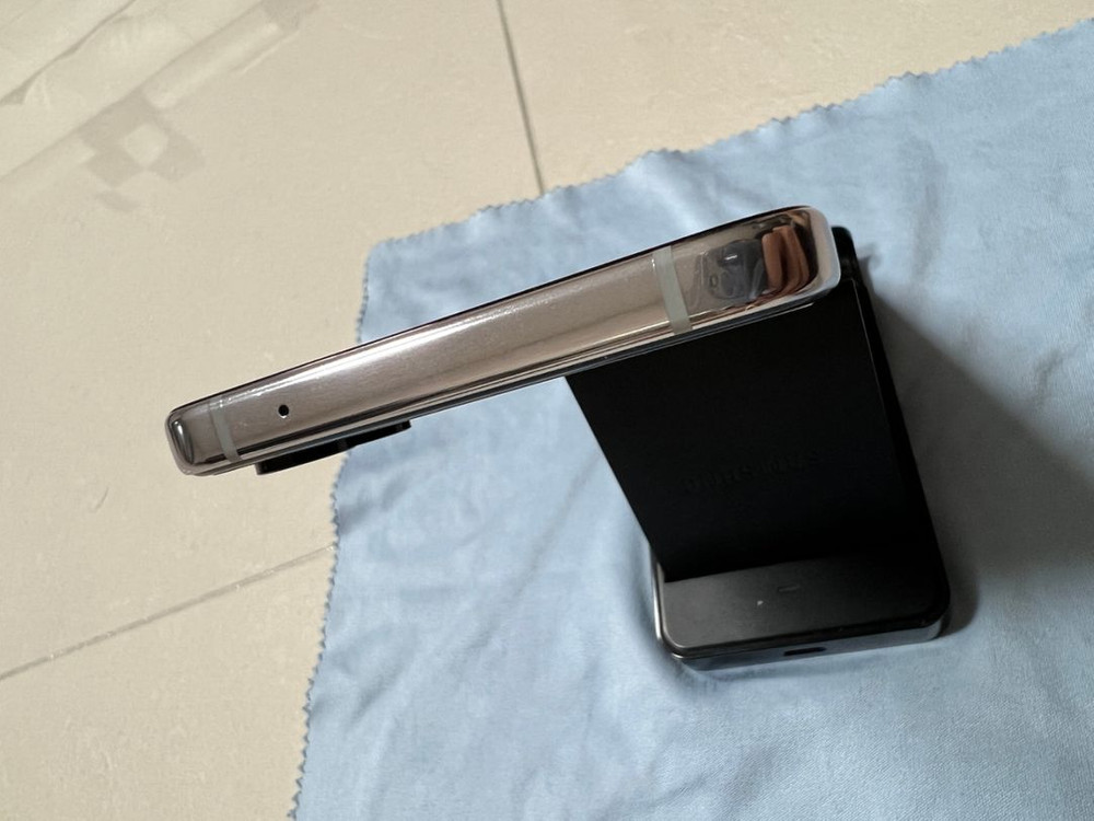 플립4 화이트 우영우에디션(새제품급)[더이상 인하X]--2