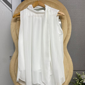 민나시 블라우스