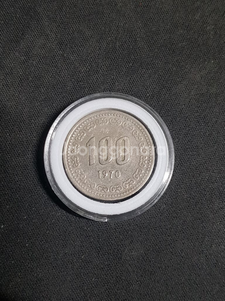 70년 100원 장군님 눈 살아있는 주화 팝니다--0