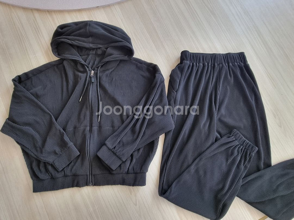 PVCS 프븏스 플리츠 조거세트 블랙--2