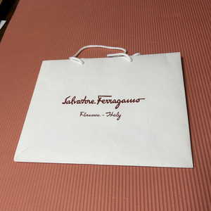 페라가모 Ferragamo 쇼핑백 판매합니다. - Si