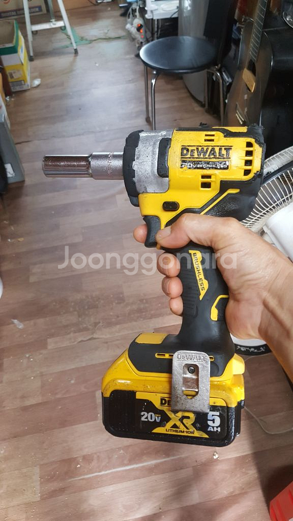 디월트미드토크임팩렌치 DCF911 배터리포함--6