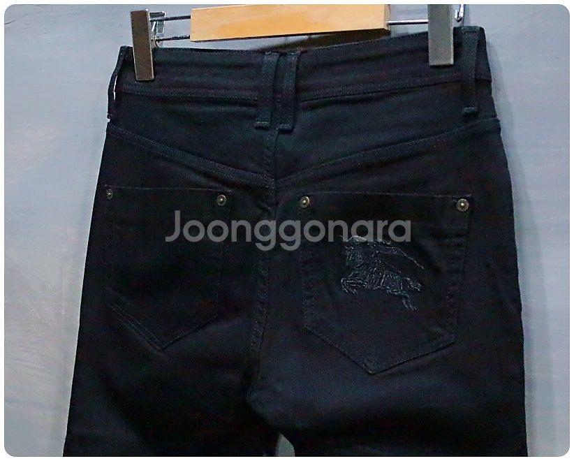 버버리 브릿 첼시 부츠컷 블랙 데님 팬츠 25--4