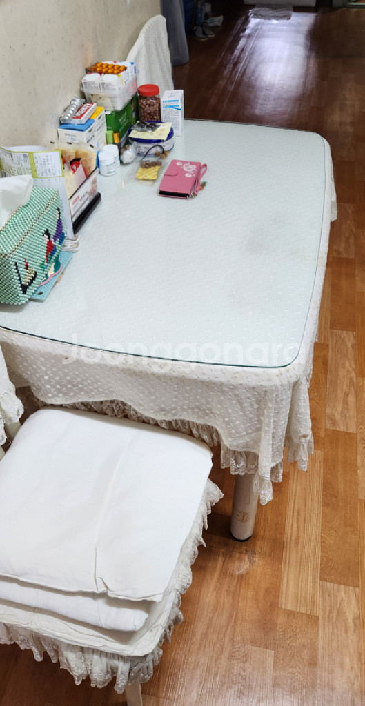 식탁 나눔합니다 유리 의자 3개 포함--1