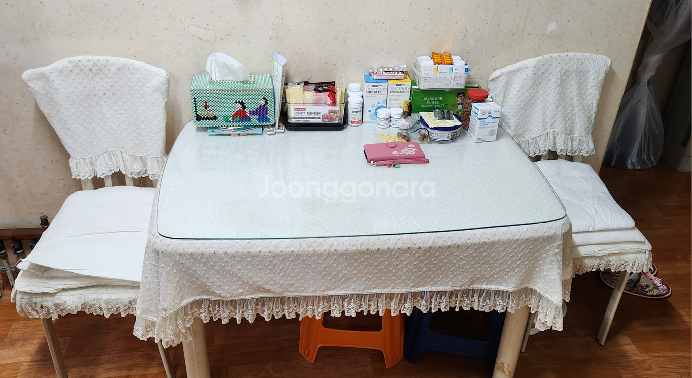 식탁 나눔합니다 유리 의자 3개 포함--0