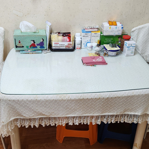 식탁 나눔합니다 유리 의자 3개 포함