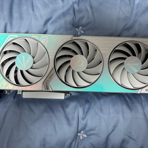 RTX 4070 SUPER 울트라 화이트 그래픽카드