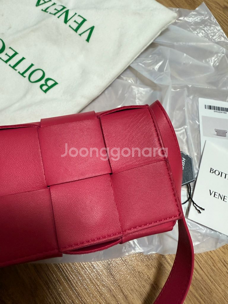 보테가베네타 미니 카세트백 크랜베리색상--1