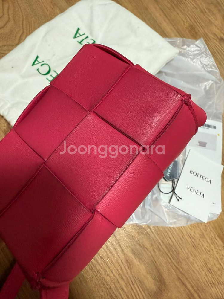 보테가베네타 미니 카세트백 크랜베리색상--2