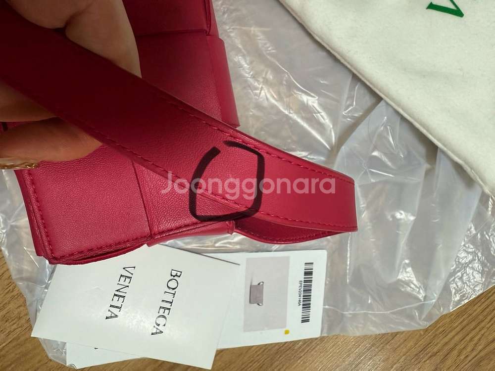 보테가베네타 미니 카세트백 크랜베리색상--3