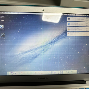 화면만 이상하고 나머지는 정상 작동되는 멕북에어 팝니다