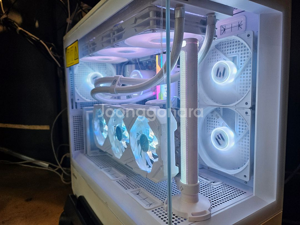 화이트셋팅 게이밍 컴퓨터 완본체 판매합니다.--1