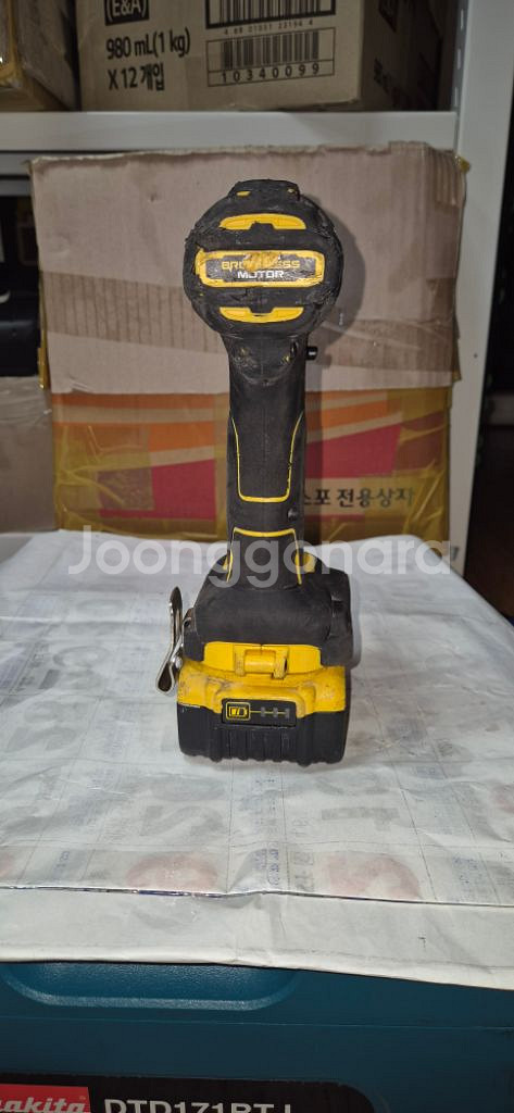 디월트 충전임팩 드라이버 DCF887 배터리포함--3