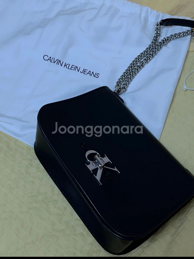 캘빈클라인 여성 CKJ 모노 하드웨어 컨버터블 풀 플랩--2