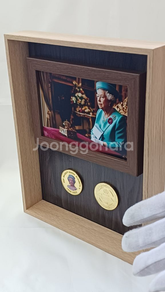 엘리자베스 영국의 여왕 이미지와 금속 코인 액자--7