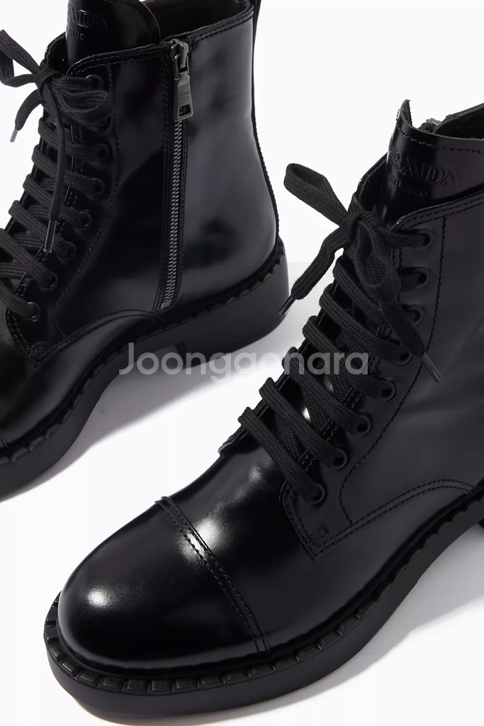 프라다 남녀공용 브러시드 레더 레이스업 부츠 지퍼부츠--1