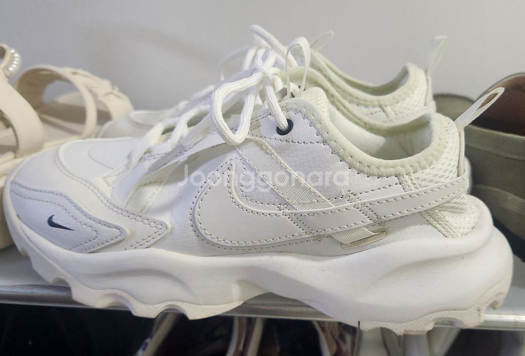 나이키 써밋화이트 TC7900 (250사이즈)--1