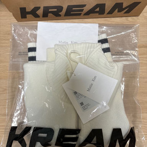 새상품 S ) 마뗑킴 스펠 포인트 스트라이프 가디건