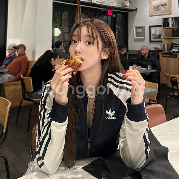 홍지윤 아디다스 트랙탑 져지--2