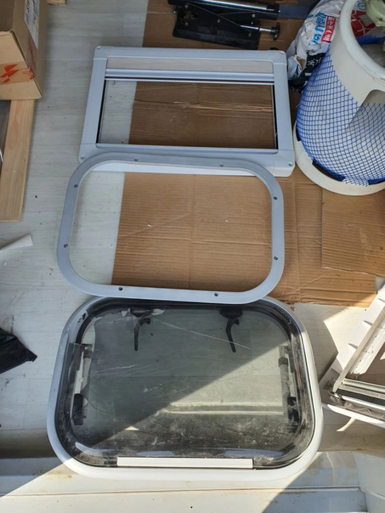 캠핑카 카라반용 창문 이미지