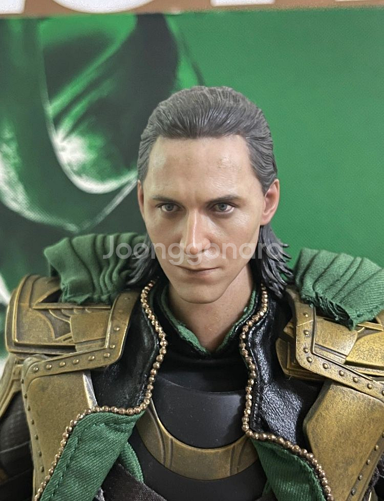 2012 어벤져스 AOU 로키 핫토이 피규어 판매합니다--6