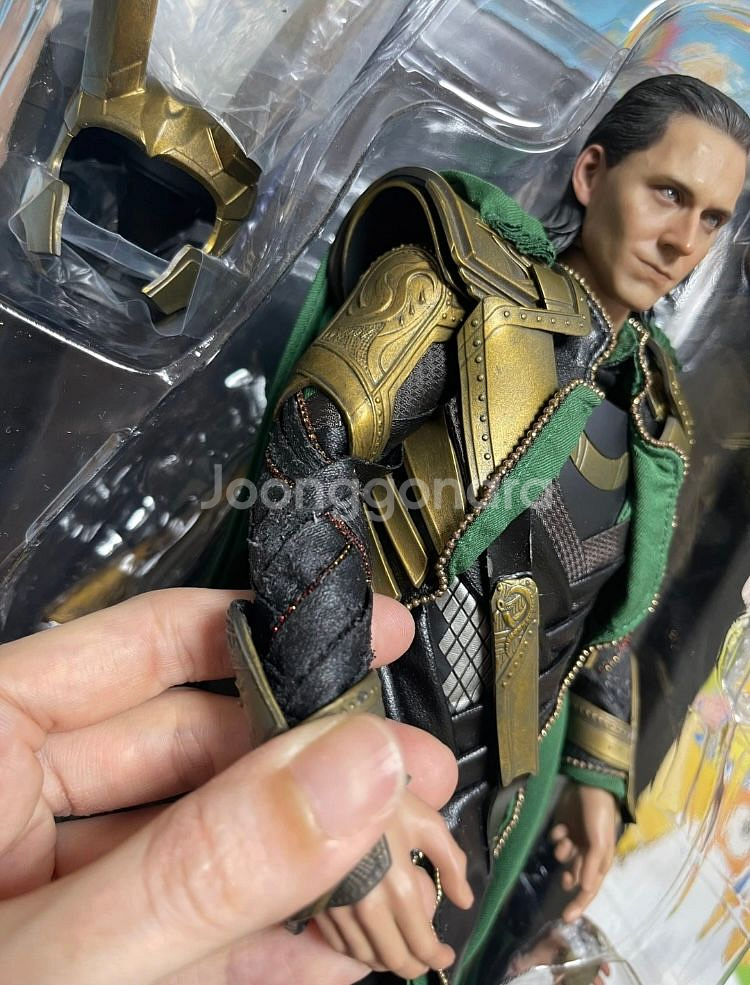 2012 어벤져스 AOU 로키 핫토이 피규어 판매합니다--4