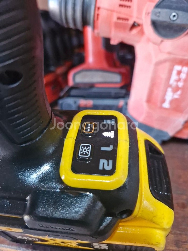 디월트충전임팩렌치DCF922 배터리포함 2024.4-1--4