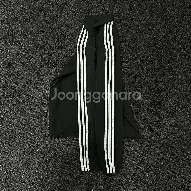 아디다스 웜업탑 검흰--3