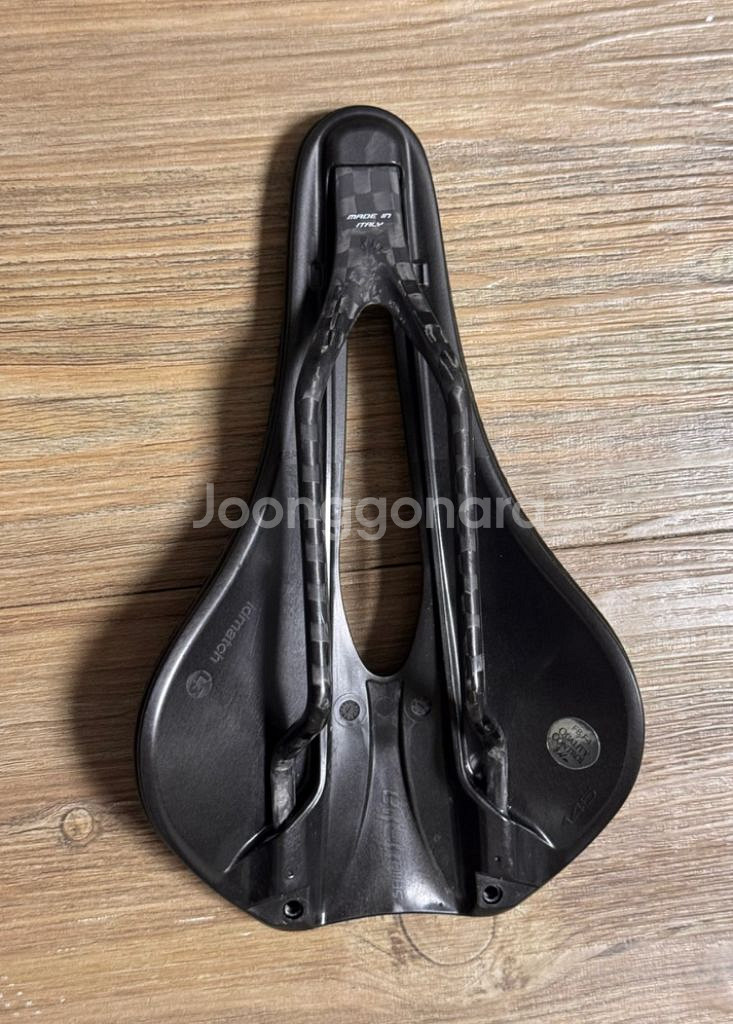 셀레이탈리아 3D 카본 최고급 안장 팝니다.--2