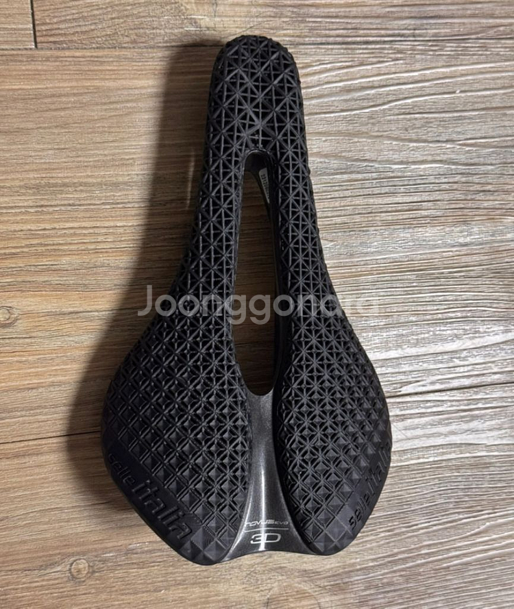셀레이탈리아 3D 카본 최고급 안장 팝니다.--1