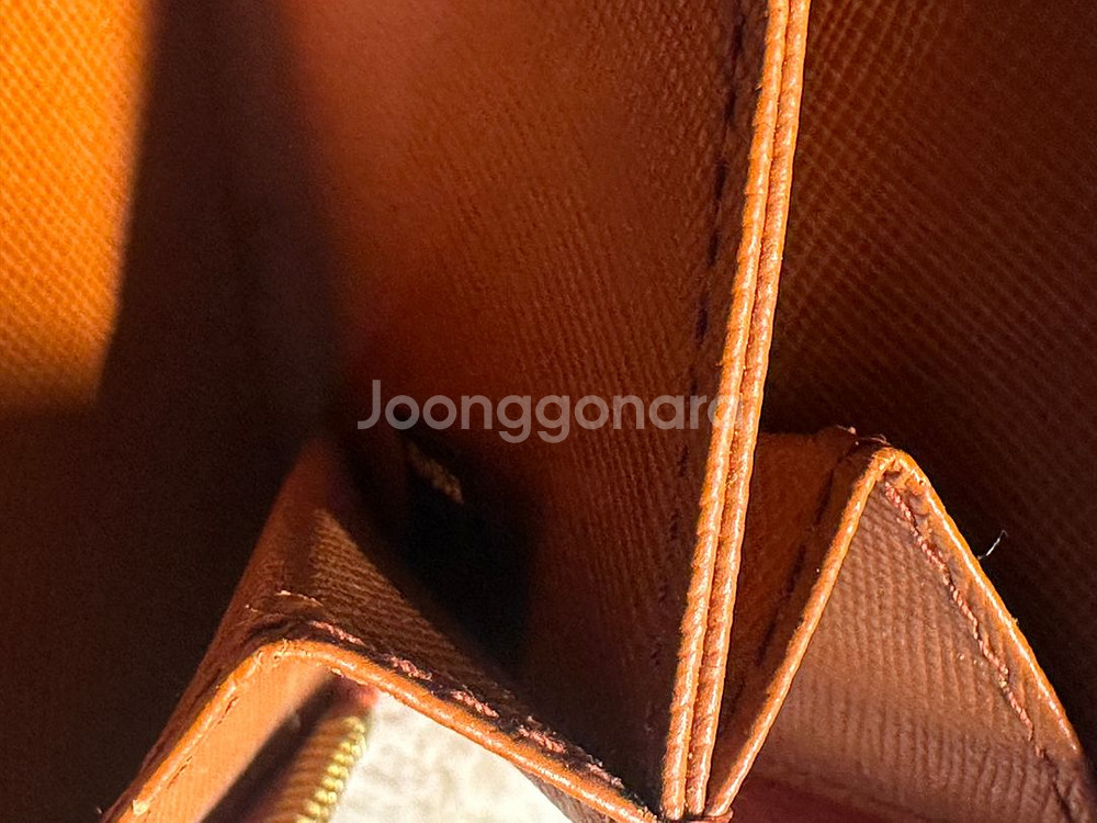 컨디션 양호한 프라다 정품 반지갑 판매합니다--6