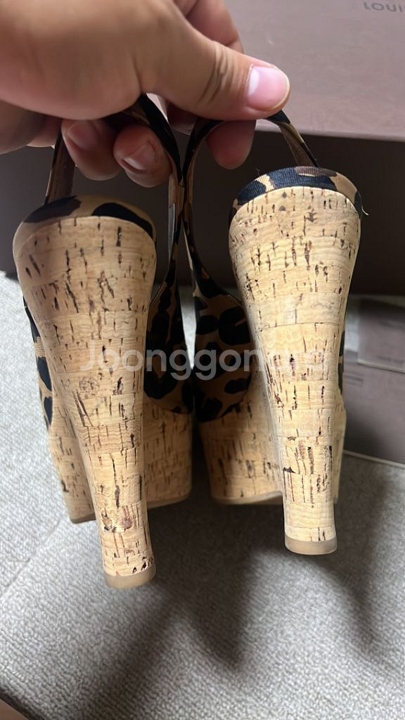 루이비통 레오파드 오픈토 슬링백 웨지힐샌들 35 팝니다--2