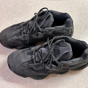 제품명 : Adidas Yeezy 500 Utilit