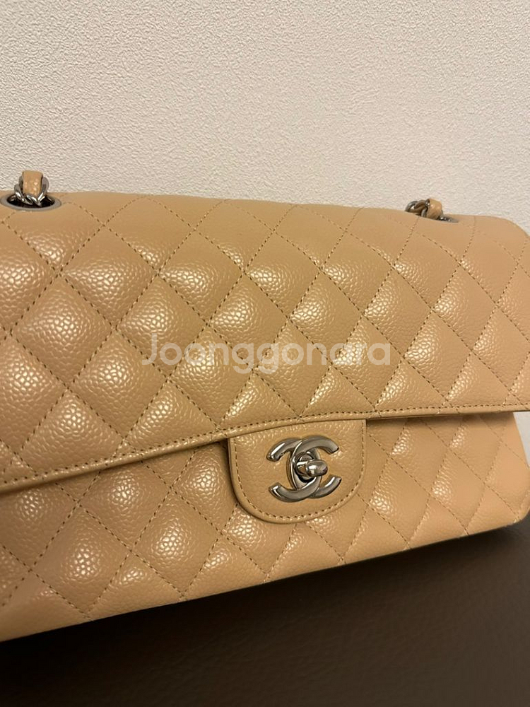 샤넬 클래식 미디움 베이지 캐비어 은장--5