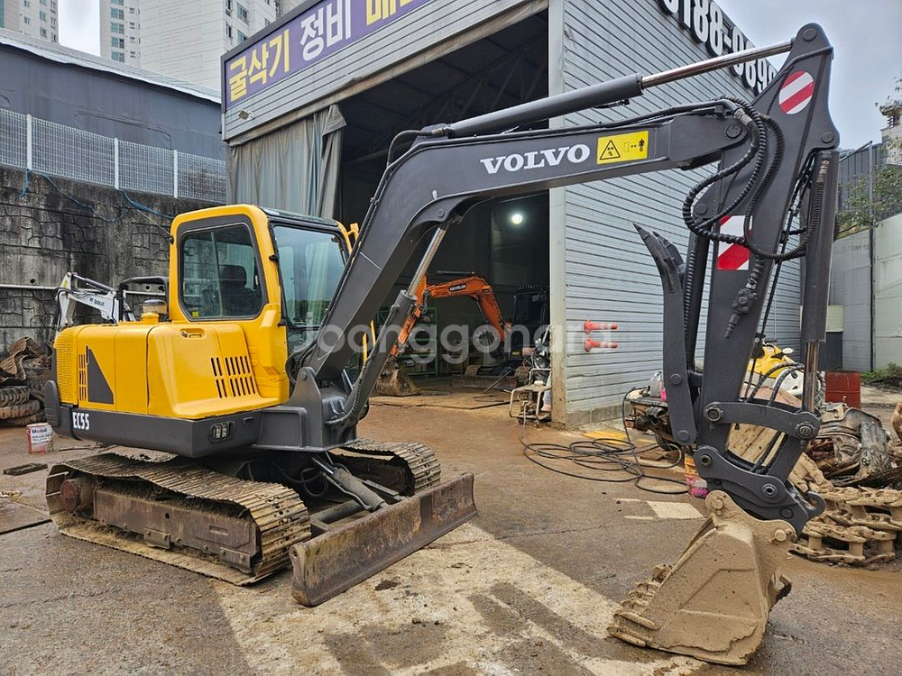 02굴삭기 (집게장착) 볼보EC55 장비입니다.--3