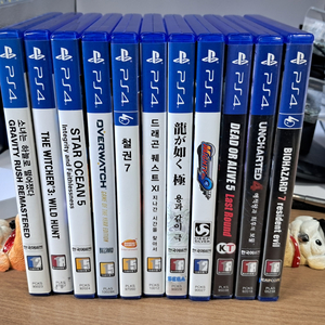 PS4 게임타이틀(11장)과 컨트롤러충전거치대 팝니다.