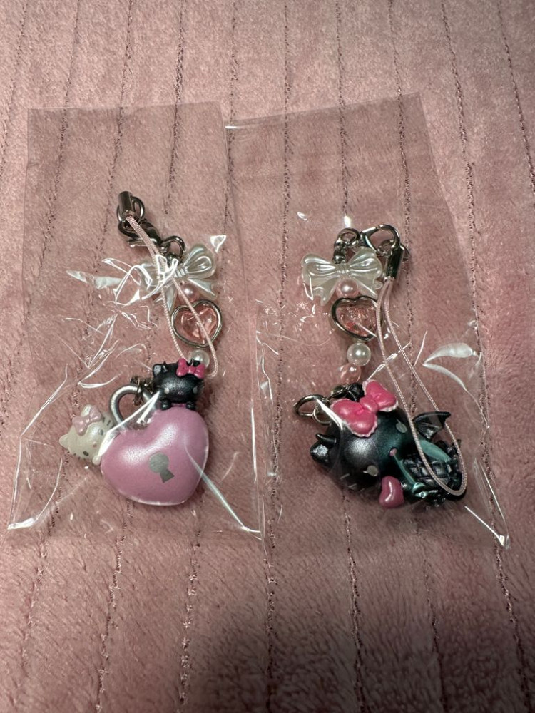 (새상품) 헬로키티 50주년 천사와 악마 스트랩 키링 이미지