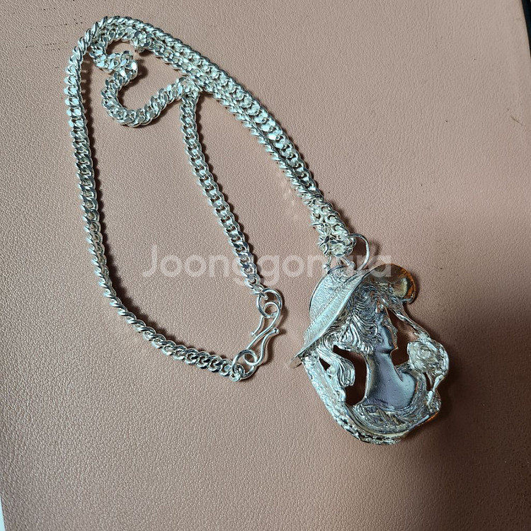 은 목걸이.--3