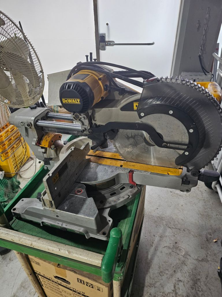 디월트 12인치 슬라이딩 각도절단기 이미지